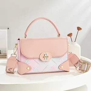 Sac bandoulière à fleurs dégradé rose et bleu avec large bandoulière et fermoir doré