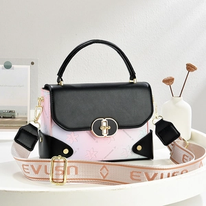Sac bandoulière dégradé rose et blanc avec motif floral et rabat en cuir noir