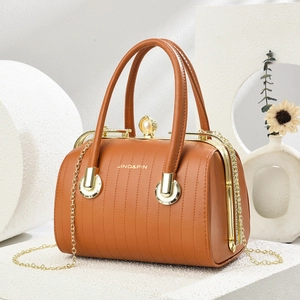 Sac à main en cuir caramel à textures verticales et fermoir à perles dorées