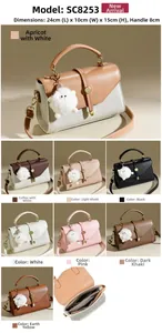 Detailansicht der stilvollen Lederhandtasche mit Innenfächern und Farbauswahloptionen