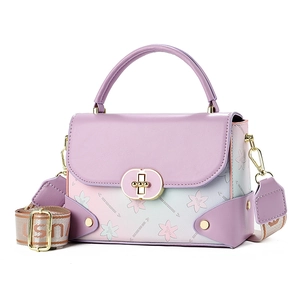 Sac à bandoulière floral violet chic avec cuir dégradé et poignée en métal élégante