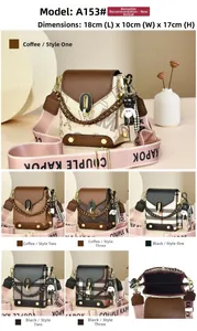 Détails de taille du mini sac bandoulière 18x10x17cm avec breloque ours et sangle