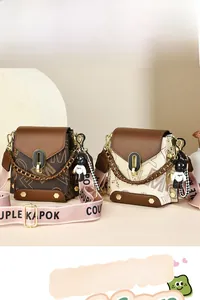 Détails de mini sacs à rabat vintage avec motif monogramme et pendentif poupée panda