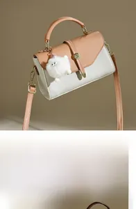 Detailansicht der Ledertasche mit Litschi-Struktur, Plüsch-Anhänger und Metallverschluss