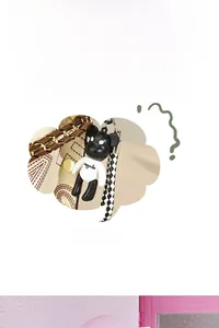 Détail du sac à téléphone monogramme vintage avec un mignon porte-clés en peluche ours