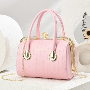 Sac à main rose en cuir matelassé avec fermoir perle et bandoulière chaîne dorée