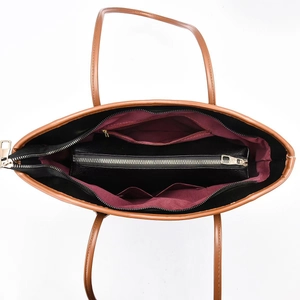 Vista dall'alto dell'interno spazioso di una borsa tote con diversi scomparti portaoggetti