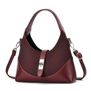 Borsa a gnocco bordeaux scuro in tessuto strutturato con fibbia in argento lucido su bianco