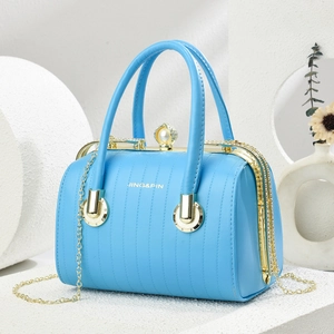 Sac à main bleu clair matelassé avec chaîne dorée, fermoir perle et design luxe box
