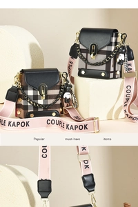 Vue détaillée du mini sac bandoulière à carreaux avec rabat cuir et sangle rose