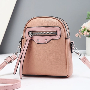 Mini sac bandoulière rose texture litchi avec rivets argentés et bandoulière fine
