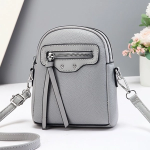 Sac bandoulière gris en cuir grainé avec détails argentés et longues franges
