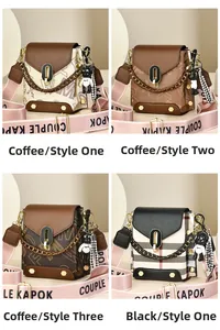 Détails de quatre mini sacs bandoulière avec fermoirs en métal, oursons et bandoulières