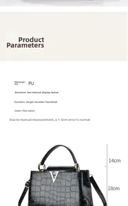 Dettaglio borsa a mano nera in PU a motivo coccodrillo con logo a V e altezza di 18cm