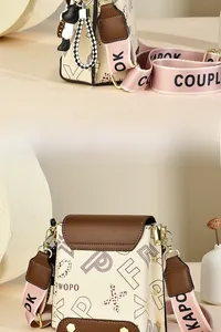 Détail latéral du sac bandoulière avec imprimé léopard et sangle en tissu rose