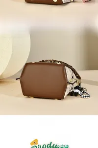 Détail du mini sac vintage avec poignée tressée marron et accessoire charm panda