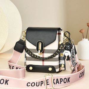Mini sac bandoulière à carreaux avec sangle large, breloque ours et fermoir doré