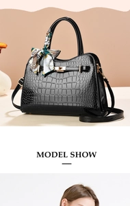 Detailansicht der schwarzen Lackledertasche mit Krokoprägung und dekorativem Seidenschal