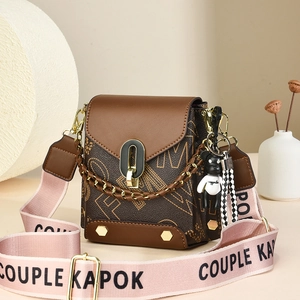 Mini sac vintage imprimé lettres avec boucle dorée et large bandoulière rose tendance