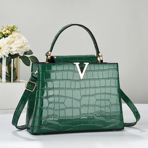 Borsa a mano verde scuro effetto coccodrillo con manico e fibbia decorativa a V dorata