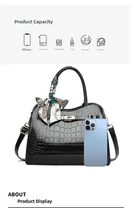 Detail der glänzenden Lackleder-Handtasche mit Platz für tägliche Utensilien