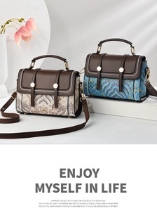 Dettaglio di borsa vintage in tessuto con patta in pelle marrone e dettagli dorati