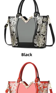 Details von Lackleder-Handtaschen mit Blumen-Pailletten und Metallnieten-Verzierung