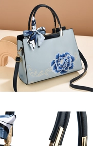 Détails du sac à main bleu clair brodé avec foulard en soie et finitions dorées