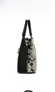 Detail der schwarzen Lackleder-Handtasche mit glänzender Gold- und Silber-Blumenstickerei