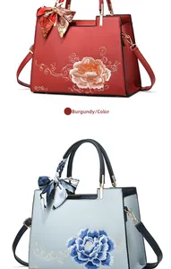 Détail de sacs à main chinois brodés rouges et bleus avec foulards en soie décoratifs