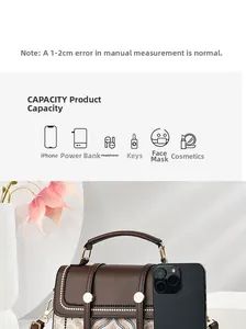 Dettaglio borsa vintage in pelle marrone con motivi etnici e confronto dimensioni smartphone