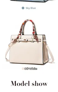 Détail de sacs à main en cuir PU blanc cassé et bleu ciel avec poignées foulard