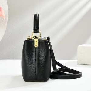 Elegante schwarze Handtasche aus Leder mit Litschistruktur und goldener Hardware