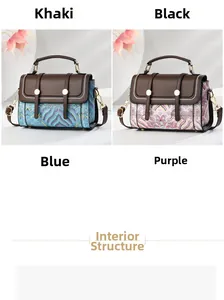 Dettaglio della borsa a tracolla intrecciata vintage con opzioni di colore e fibbie in metallo