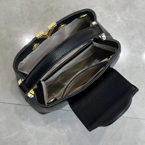 Draufsicht der schwarzen Lederhandtasche mit mehreren Innenfächern und Goldbeschlägen