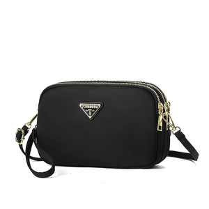 Schwarze Mini-Handytasche aus Nylon mit mehreren Goldreißverschlüssen und Metalllogo