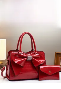 Details des roten Handtaschen-Sets aus Lackleder mit Krokoprägung, Schleife und Kristallen