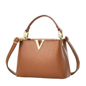 Braune Lederhandtasche mit Lychee-Narbung, goldener V-Schließe und elegantem Griff