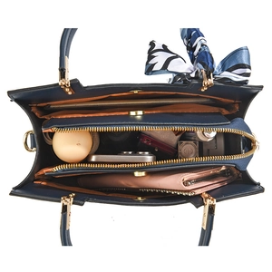 Sac à main bleu foncé avec doublure orange et intérieur spacieux aux détails dorés