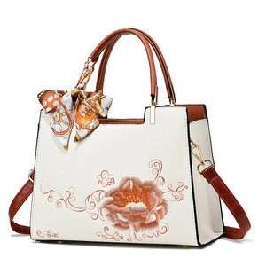 Sac à main chic en similicuir blanc et marron avec broderie florale et foulard en soie