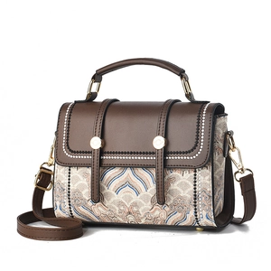 Sac bandoulière vintage en cuir marron avec motif jacquard floral sur fond blanc