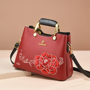Rote Luxushandtasche mit floraler Pfingstrosen-Stickerei und elegantem Goldgriff