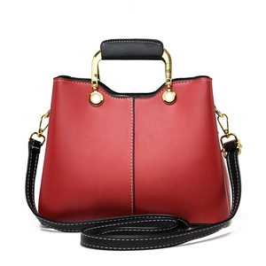 Elegante Handtasche in Rot und Schwarz mit goldenen Beschlägen als Geschenk