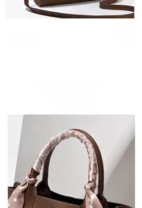 Détail de la poignée en cuir grainé marron avec foulard en soie à motif cachemire enroulé