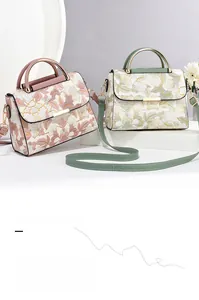 Détail de broderies florales sur sacs en cuir PU avec poignées en métal et bandoulières
