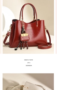 Détails de sacs à main en cuir verni rouge et crème avec lettrage doré élégant
