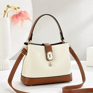 Damen Eimertasche PU Leder Litschimuster Kontrastfarben Handtasche Mit Bär Anhänger Verstellbarem Schultergurt