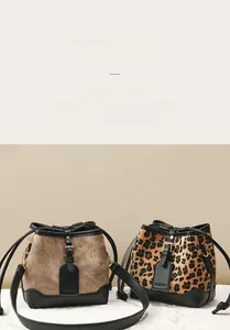 Détails des sacs seaux en toile et imprimé léopard avec finitions en cuir noir chic