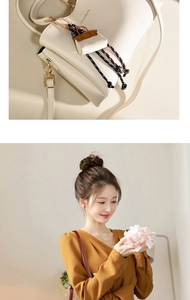 Détail d'un sac à main en cuir crème avec boucles dorées et mannequin avec des fleurs