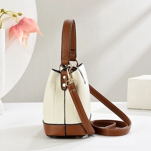 Minimalistische Beigebraune Beuteltasche mit Lychee-Textur und verstellbarem Schultergurt